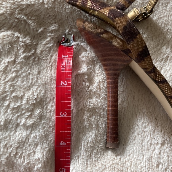Metallic tiger stripe GUESS pumps. Wood stacked heel SZ 8M - Picture 6 of 9